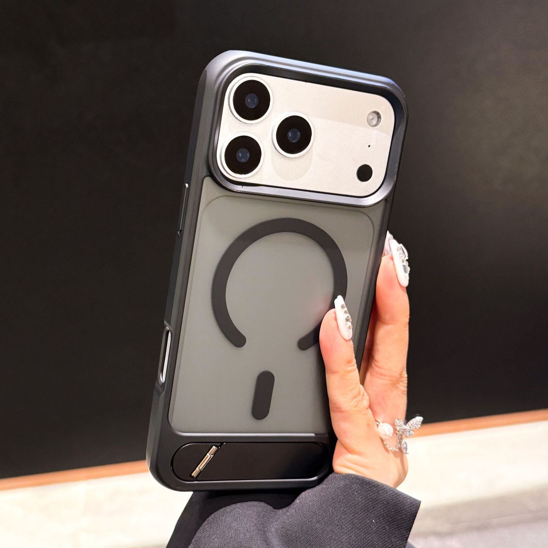 17pro max magnetic bracket mobile phone case